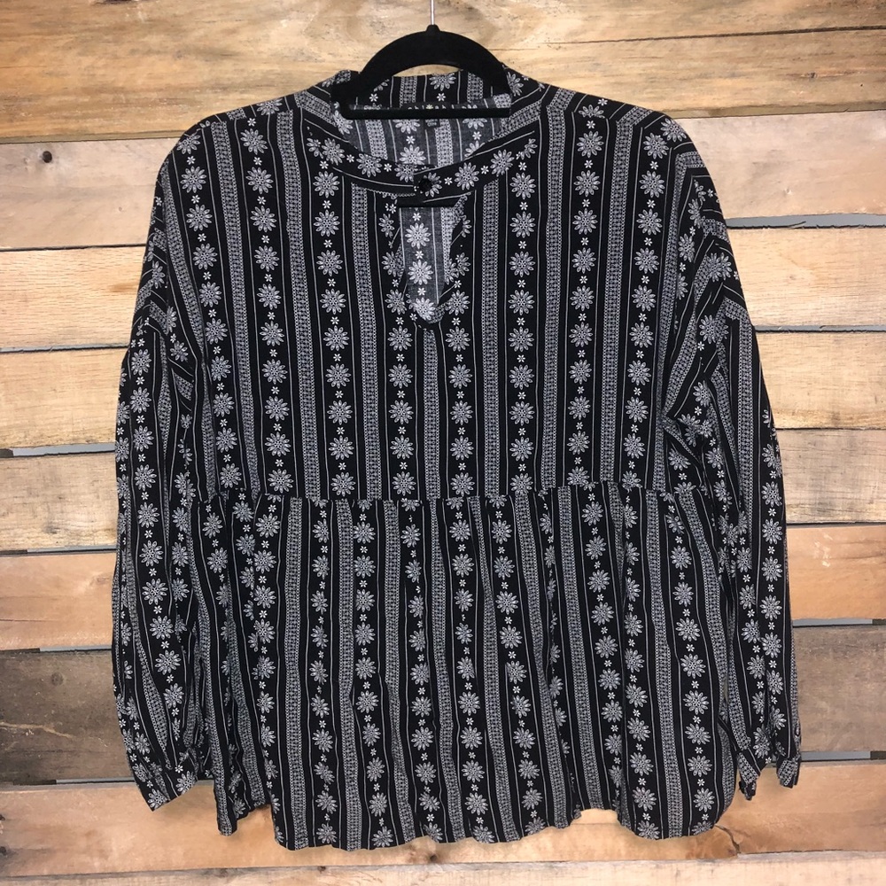 Long sleeve shirt with button details.